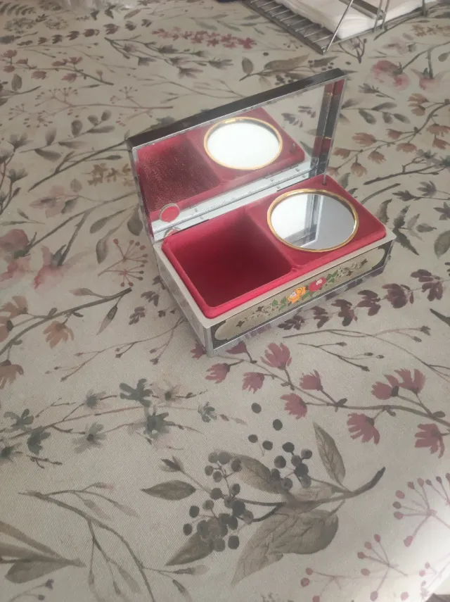 Caja joyero metálica con espejo
