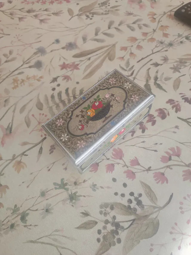 Caja joyero metálica con espejo