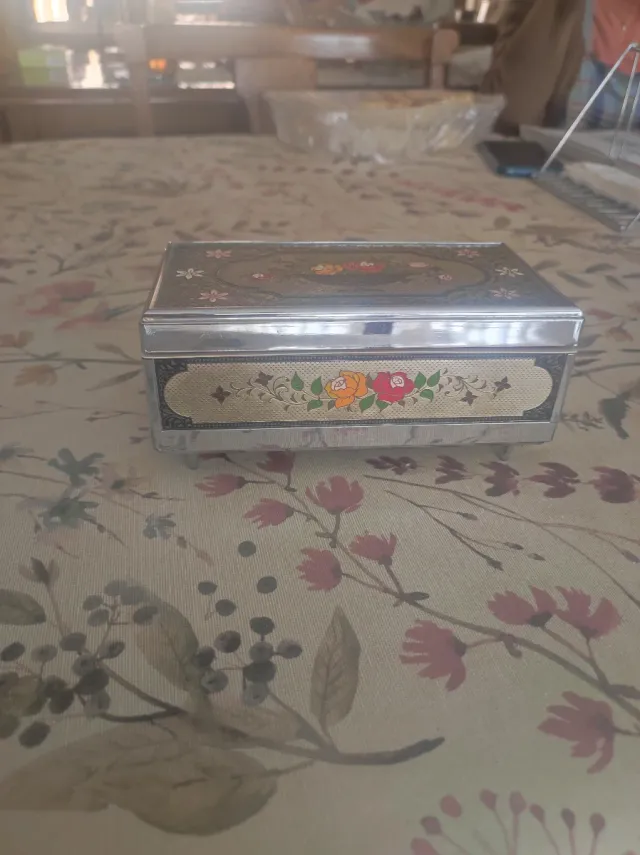 Caja joyero metálica con espejo