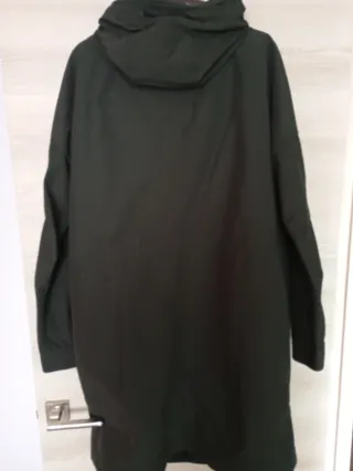 Abrigo chubasquero largo verde