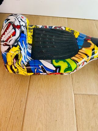 Hoverboard con diseño graffiti con cargador