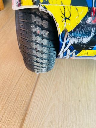 Hoverboard con diseño graffiti con cargador