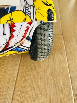 Hoverboard con diseño graffiti con cargador