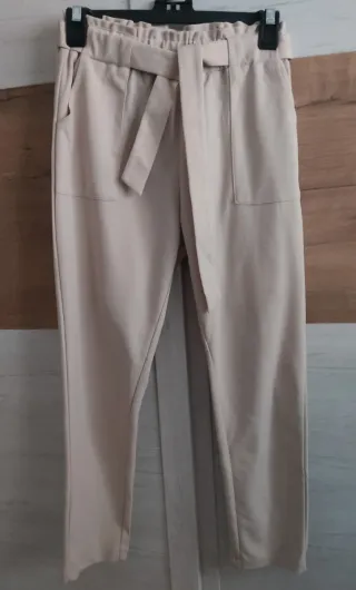 Pantalón beige cintura fruncida y lazo