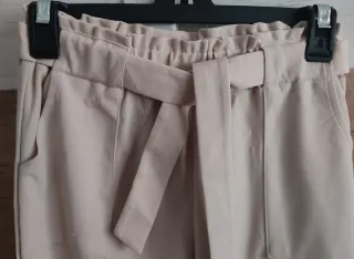 Pantalón beige cintura fruncida y lazo