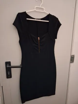 Vestido negro con cremallera