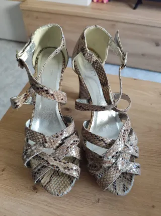 Sandalias tacón serpiente marrones