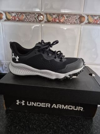Zapatillas trail Under Armour negras y blancas