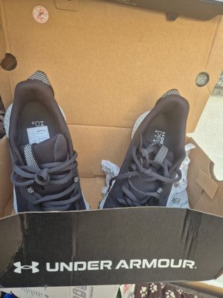 Zapatillas trail Under Armour negras y blancas