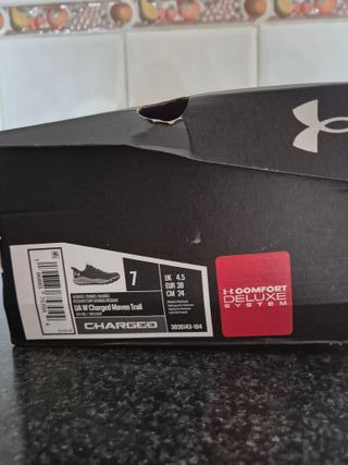 Zapatillas trail Under Armour negras y blancas