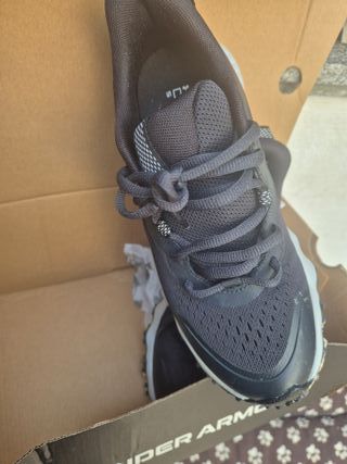 Zapatillas trail Under Armour negras y blancas