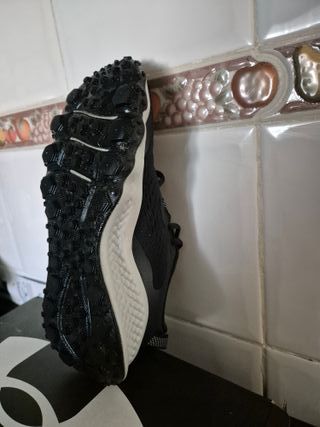 Zapatillas trail Under Armour negras y blancas