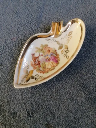 Cenicero vintage con escena romántica