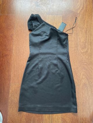 Vestido negro asimétrico