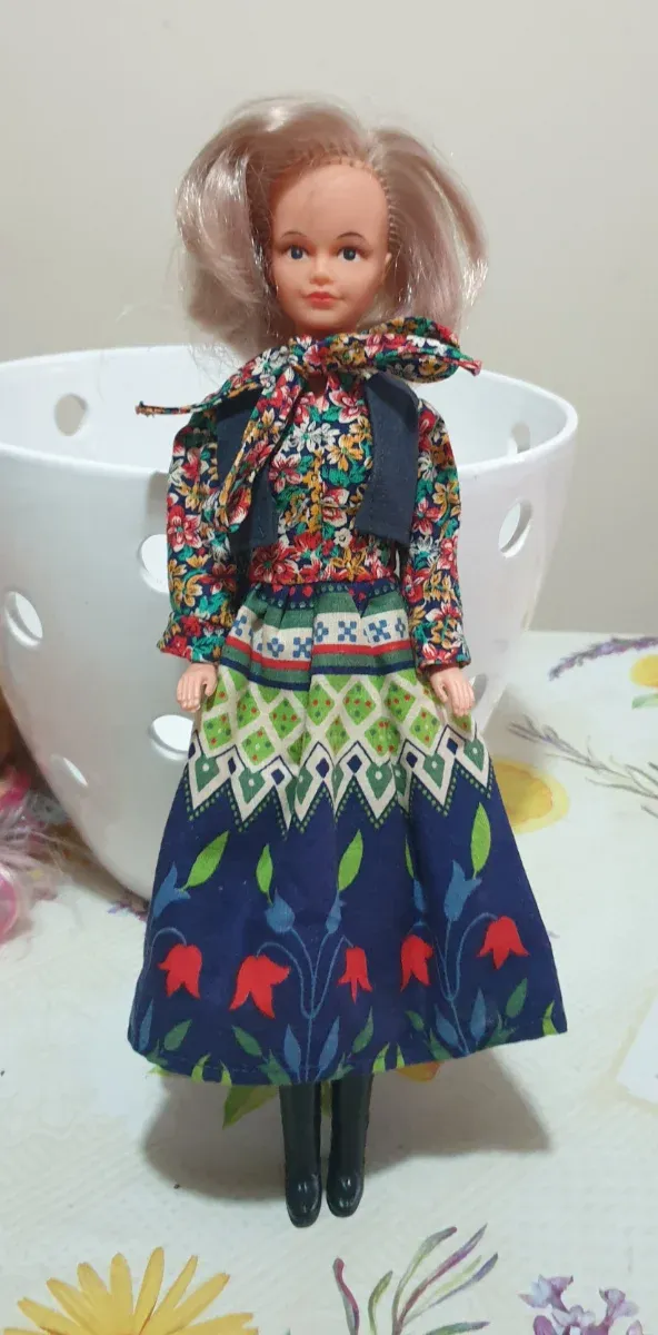 Bambola vintage vestita