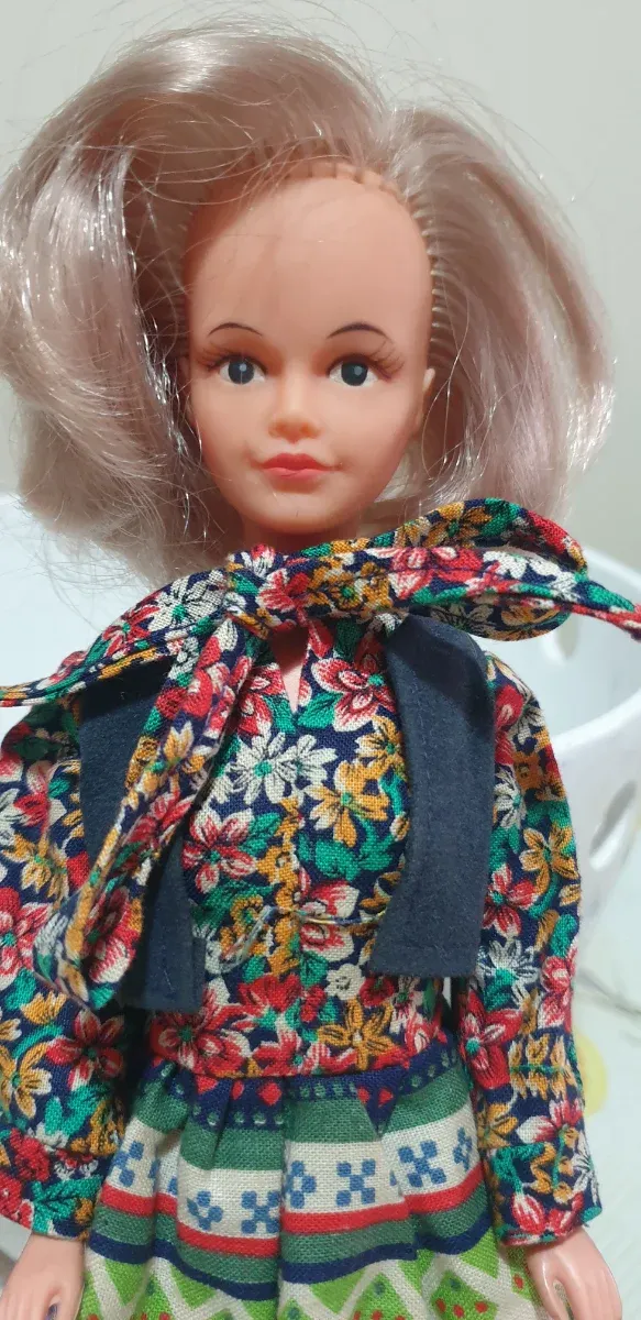 Bambola vintage vestita