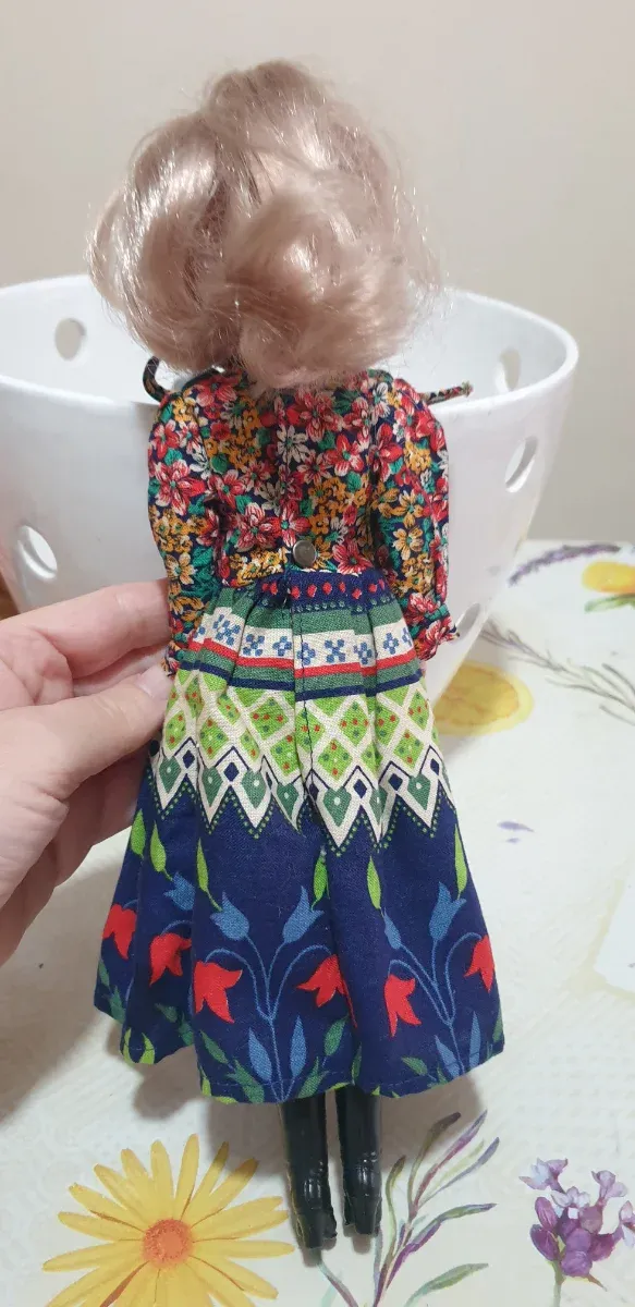 Bambola vintage vestita