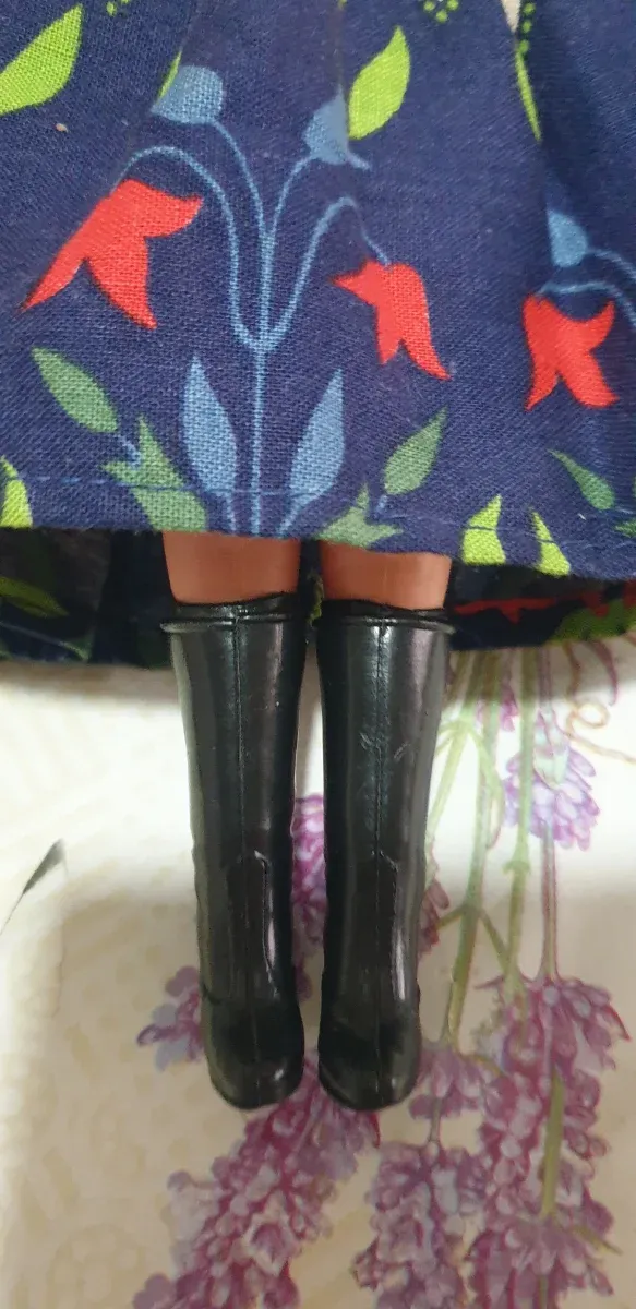 Bambola vintage vestita