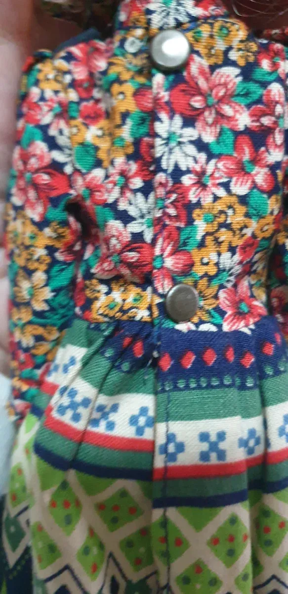 Bambola vintage vestita