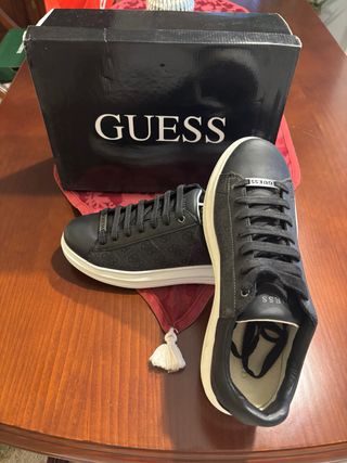 Zapatillas Guess Negras. Tallas: 43 y 44.