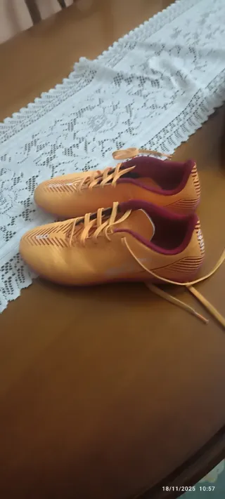 Zapatillas de fútbol naranja y morado