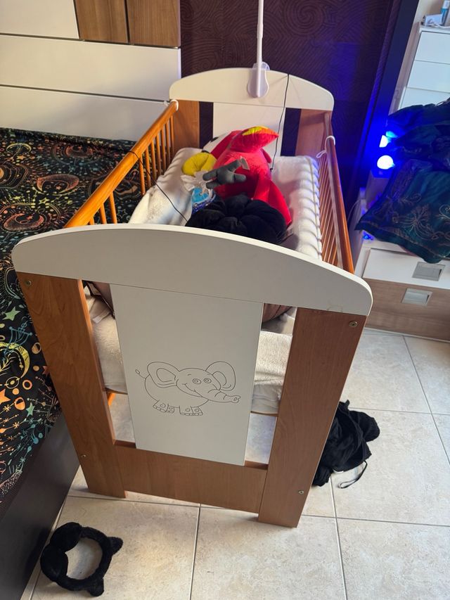 Culla in legno per bambini con disegno di elefante