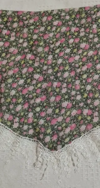 Pañuelo gasa floral con encaje blanco