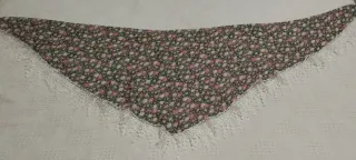 Pañuelo gasa floral con encaje blanco