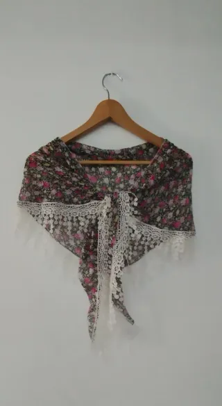 Pañuelo gasa floral con encaje blanco