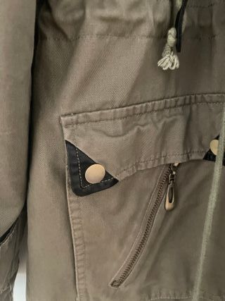 Chaqueta verde con capucha desmontable