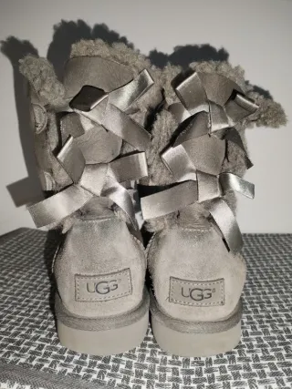 Botas UGG grises con lazos