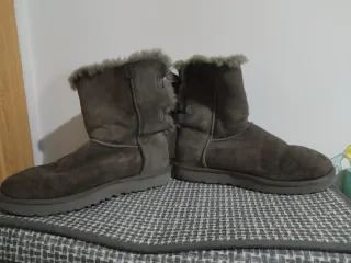 Botas UGG grises con lazos