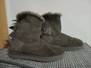 Botas UGG grises con lazos
