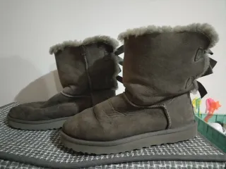 Botas UGG grises con lazos