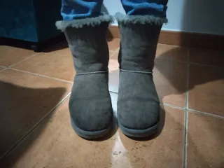Botas UGG grises con lazos