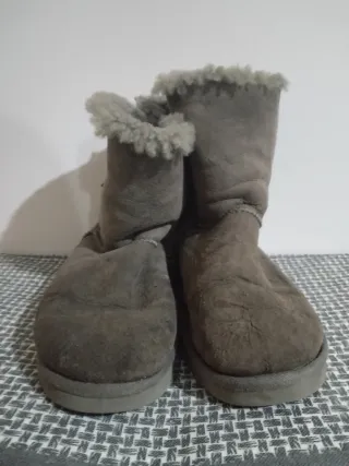 Botas UGG grises con lazos