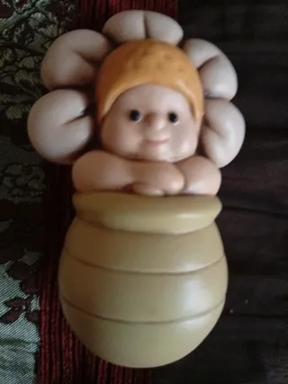 Egan statuetta ceramica Bimbo Fiore in vaso