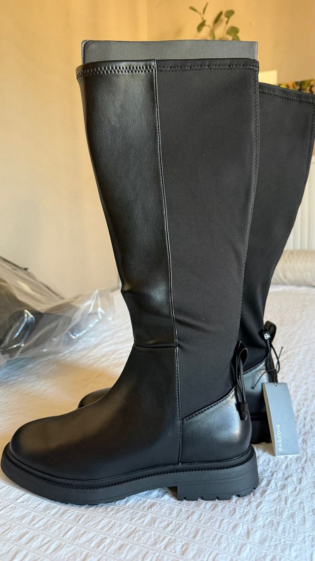 Botas altas planas negras