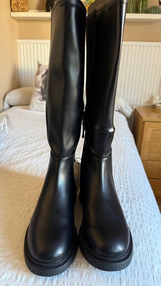 Botas altas planas negras