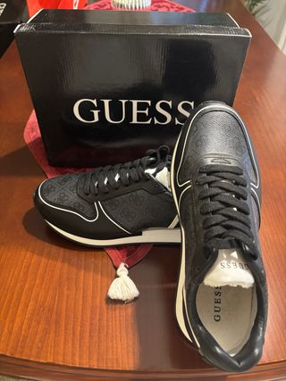 Zapatillas Guess Negras.