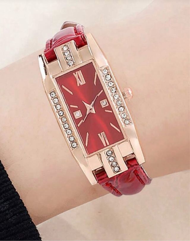 Reloj fino elegante mujer dorado y rojo