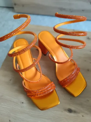Sandalias naranjas con pedrería