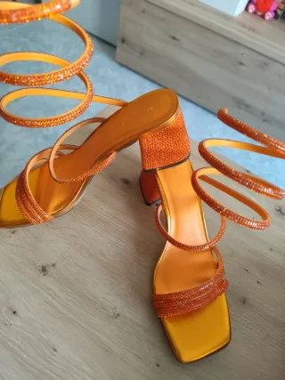 Sandalias naranjas con pedrería