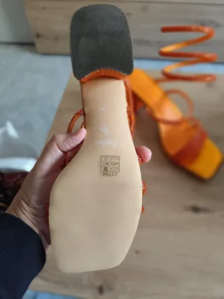 Sandalias naranjas con pedrería