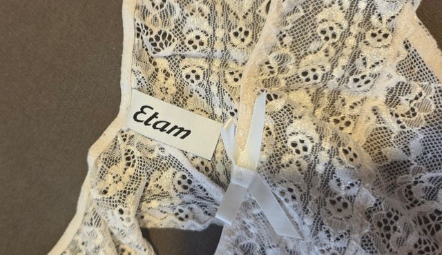 Tanga de encaje blanco