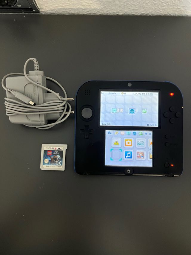 Nintendo 2DS Negra y Azul con Cargador y Juego
