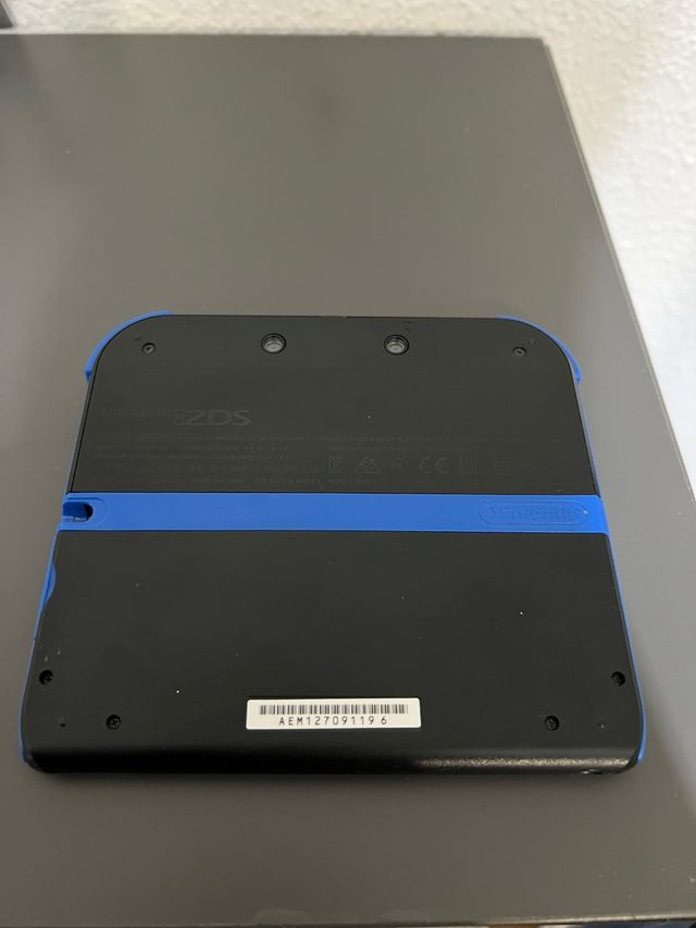 Nintendo 2DS Negra y Azul con Cargador y Juego
