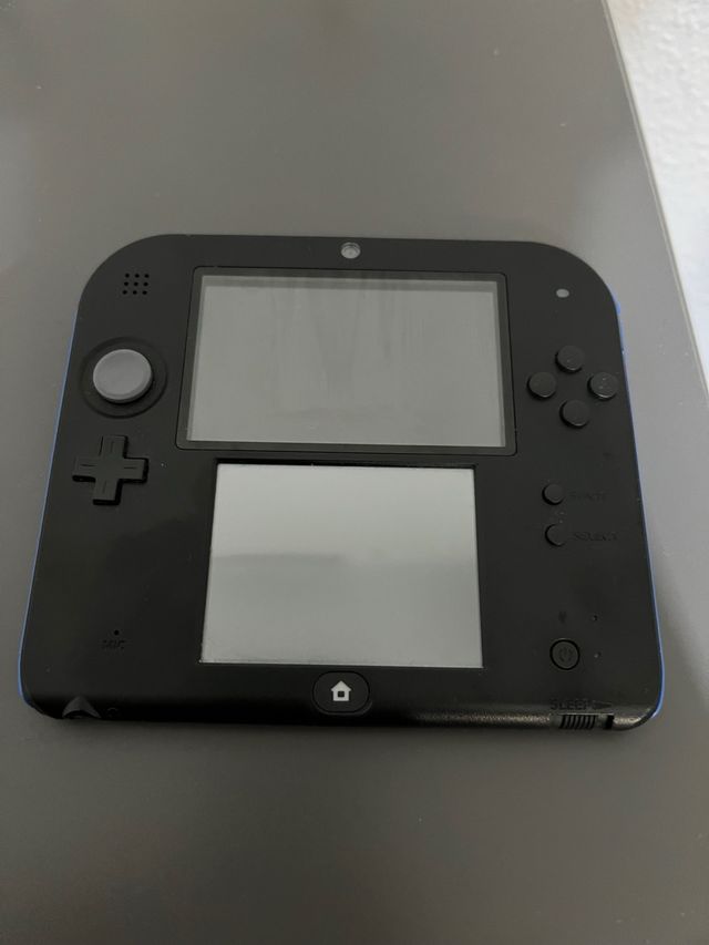 Nintendo 2DS Negra y Azul con Cargador y Juego