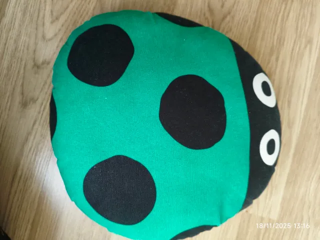 Cojín mariquita verde y negro