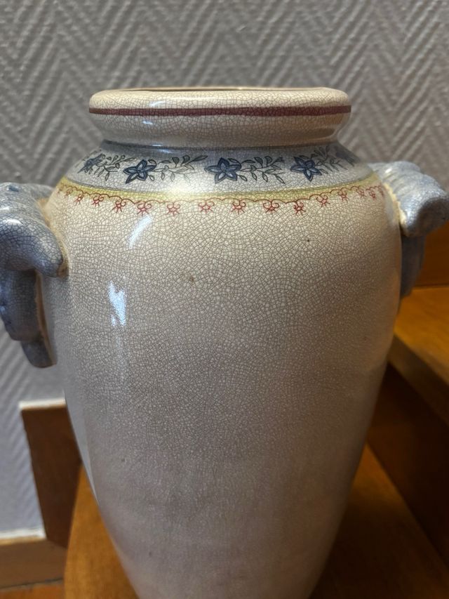 Jarrón de cerámica beige con asas